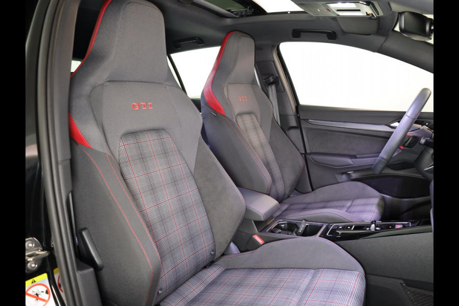 Volkswagen Golf 2.0 TSI GTI 265PK DSG | Verlengde garantie | Panorama dak | Head up Display | Blackstyle | 19"LM velgen |
