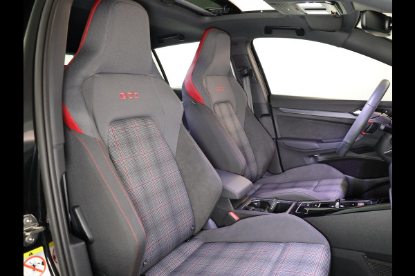 Volkswagen Golf 2.0 TSI GTI 265PK DSG | Verlengde garantie | Panorama dak | Head up Display | Blackstyle | 19"LM velgen |