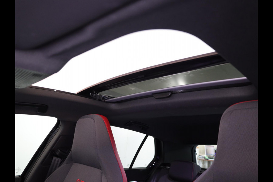 Volkswagen Golf 2.0 TSI GTI 265PK DSG | Verlengde garantie | Panorama dak | Head up Display | Blackstyle | 19"LM velgen |