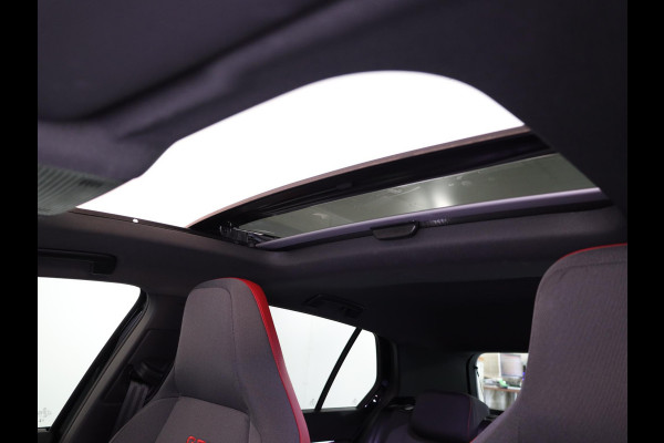 Volkswagen Golf 2.0 TSI GTI 265PK DSG | Verlengde garantie | Panorama dak | Head up Display | Blackstyle | 19"LM velgen |