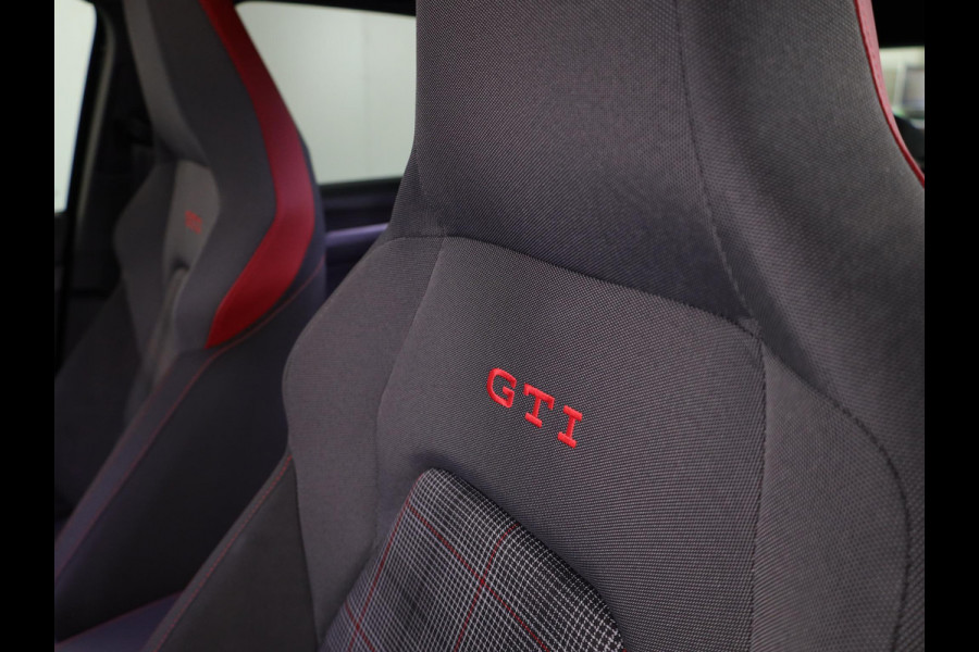Volkswagen Golf 2.0 TSI GTI 265PK DSG | Verlengde garantie | Panorama dak | Head up Display | Blackstyle | 19"LM velgen |
