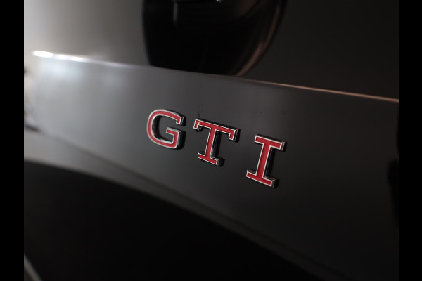 Volkswagen Golf 2.0 TSI GTI 265PK DSG | Verlengde garantie | Panorama dak | Head up Display | Blackstyle | 19"LM velgen |