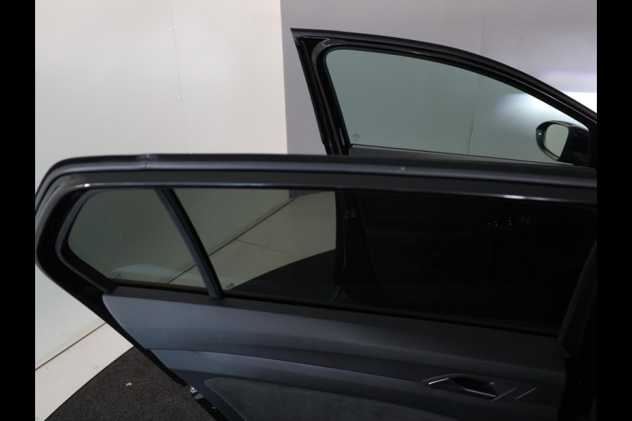 Volkswagen Golf 2.0 TSI GTI 265PK DSG | Verlengde garantie | Panorama dak | Head up Display | Blackstyle | 19"LM velgen |