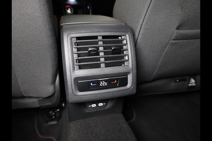 Volkswagen Golf 2.0 TSI GTI 265PK DSG | Verlengde garantie | Panorama dak | Head up Display | Blackstyle | 19"LM velgen |