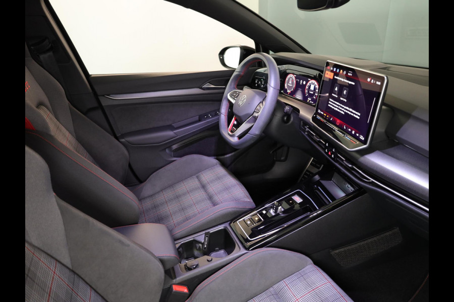Volkswagen Golf 2.0 TSI GTI 265PK DSG | Verlengde garantie | Panorama dak | Head up Display | Blackstyle | 19"LM velgen |