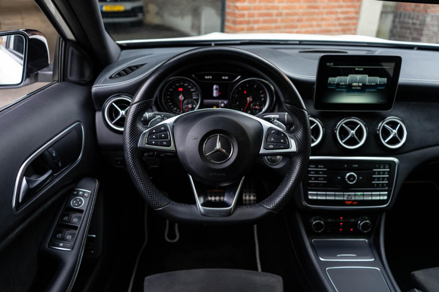 Mercedes-Benz GLA 220 4MATIC AMG Line Pano / Camera / Keyless Mercedes-Benz GLA 220 4MATIC AMG Line Pano / Camera / Keyless