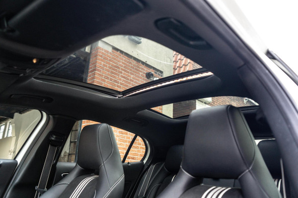 Mercedes-Benz GLA 220 4MATIC AMG Line Pano / Camera / Keyless Mercedes-Benz GLA 220 4MATIC AMG Line Pano / Camera / Keyless