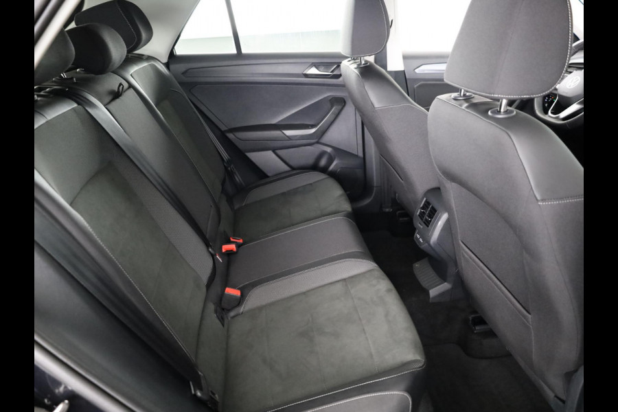 Volkswagen T-Roc 1.5 TSI Style 150 PK DSG | Trekhaak afneembaar | Navigatie | Stoel verwarming en massage | Alcantara |