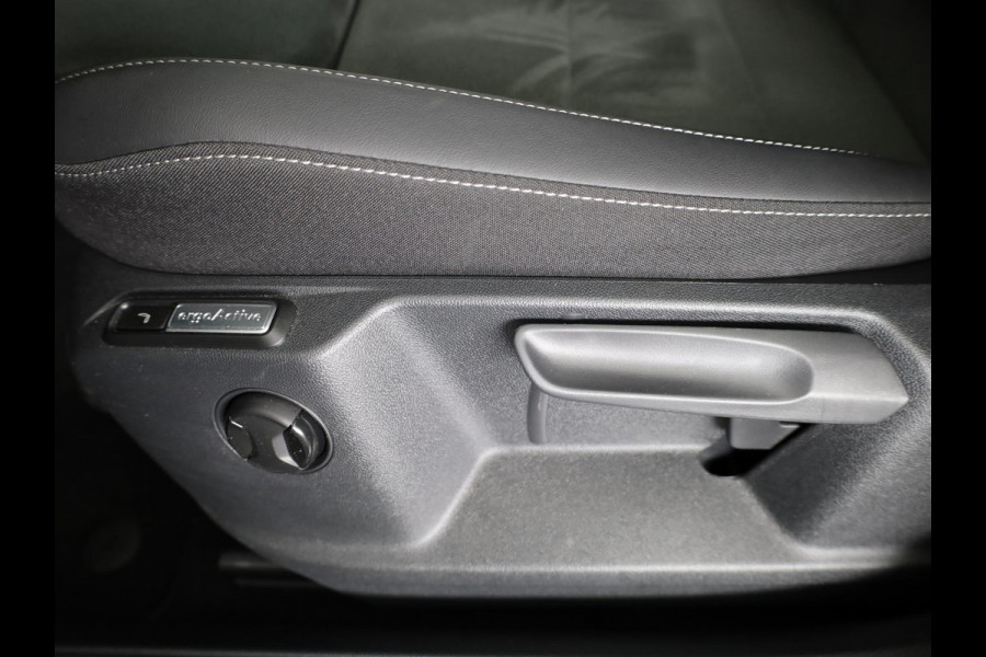 Volkswagen T-Roc 1.5 TSI Style 150 PK DSG | Trekhaak afneembaar | Navigatie | Stoel verwarming en massage | Alcantara |