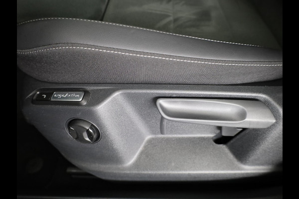 Volkswagen T-Roc 1.5 TSI Style 150 PK DSG | Trekhaak afneembaar | Navigatie | Stoel verwarming en massage | Alcantara |