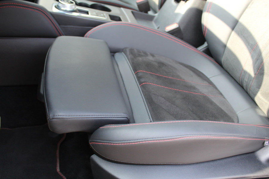 Ford Kuga 2.5 PHEV ST-Line X , 2100kg Trekhaak , Nieuw model Panorama/schuifkantel dak , Trekhaak  , AGR stoelen voor 360graden camera , Winter pack , Head Up display
