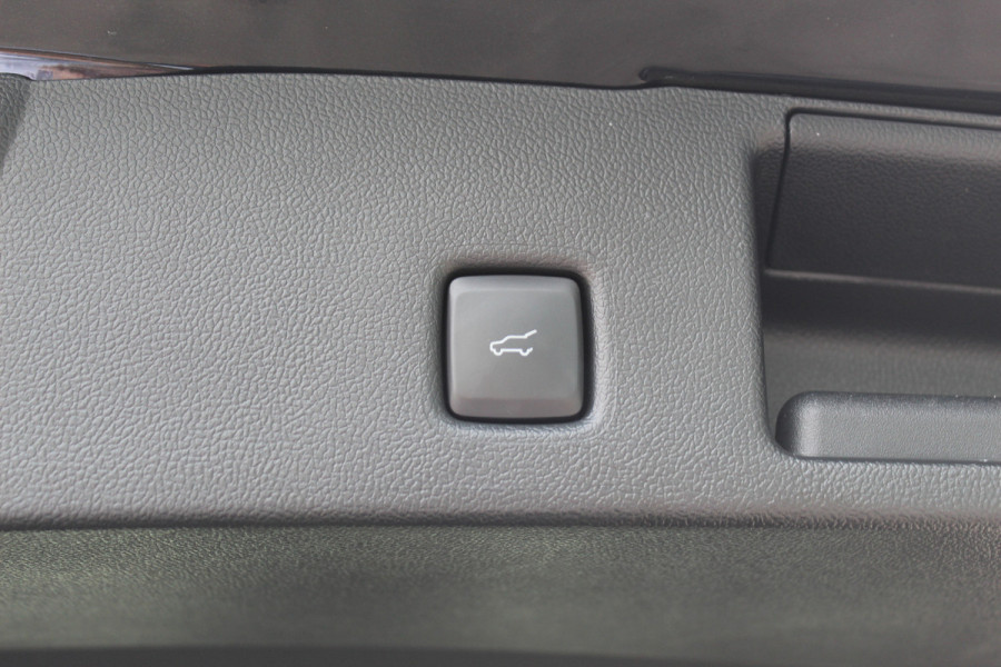 Ford Kuga 2.5 PHEV ST-Line X , 2100kg Trekhaak , Nieuw model Panorama/schuifkantel dak , Trekhaak  , AGR stoelen voor 360graden camera , Winter pack , Head Up display