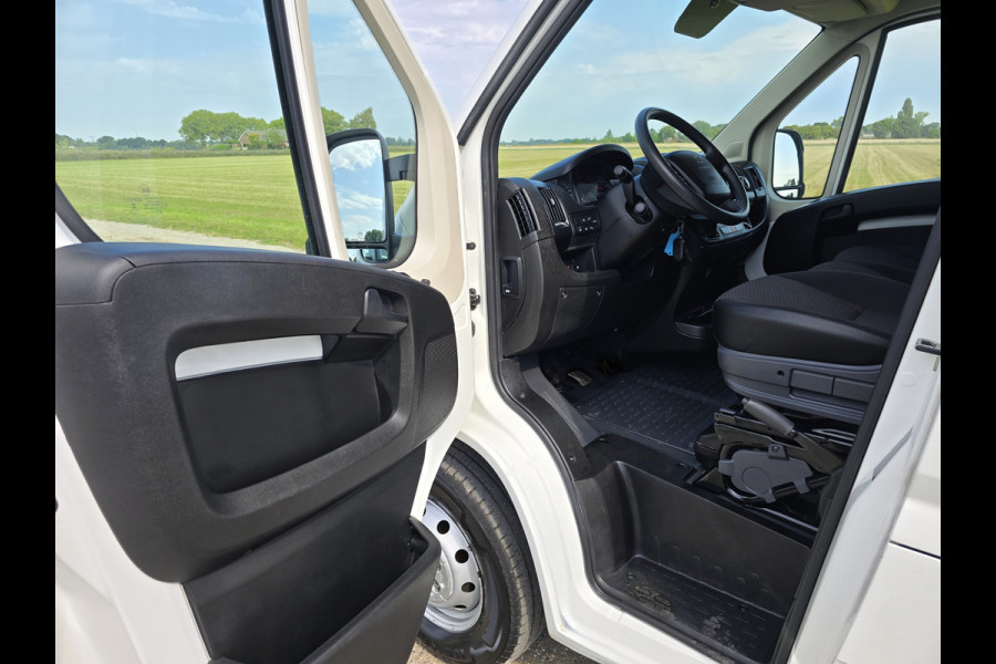Peugeot Boxer 435 2.2 BlueHDi Bakwagen + laadklep - 165 Pk - Euro 6 - Airco - Cruise Control