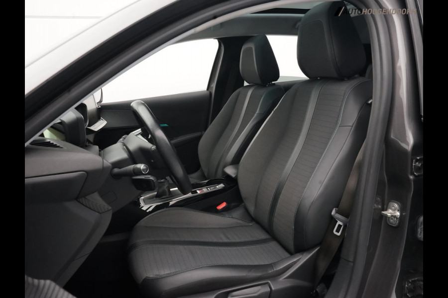 Peugeot 208 1.2 PureTech Allure (APPLE CARPLAY,LED,PANORAMA,STUURVERWARMING,3D-DISPLAY,CAMERA,TREKHAAK,LM-VELGEN,CRUISE,CLIMATE)