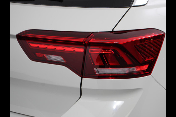 Volkswagen T-Roc 1.5 TSI 150pk DSG R-Line Edition Navigatie Apple Carplay/Android Auto Camera Parkeersensoren Adaptive Cruise Control Dodehoek Assistent Elektrische achterklep Stoel- en stuurverwarming Full Led Climate Control Lichtmetalen velgen
