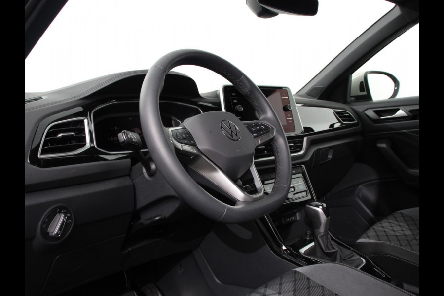 Volkswagen T-Roc 1.5 TSI 150pk DSG R-Line Edition Navigatie Apple Carplay/Android Auto Camera Parkeersensoren Adaptive Cruise Control Dodehoek Assistent Elektrische achterklep Stoel- en stuurverwarming Full Led Climate Control Lichtmetalen velgen