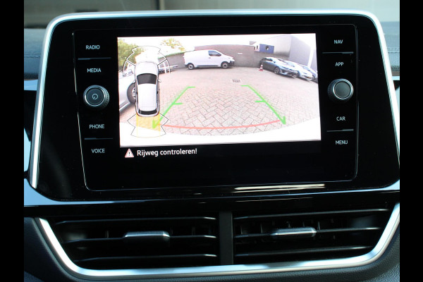 Volkswagen T-Roc 1.5 TSI 150pk DSG R-Line Edition Navigatie Apple Carplay/Android Auto Camera Parkeersensoren Adaptive Cruise Control Dodehoek Assistent Elektrische achterklep Stoel- en stuurverwarming Full Led Climate Control Lichtmetalen velgen