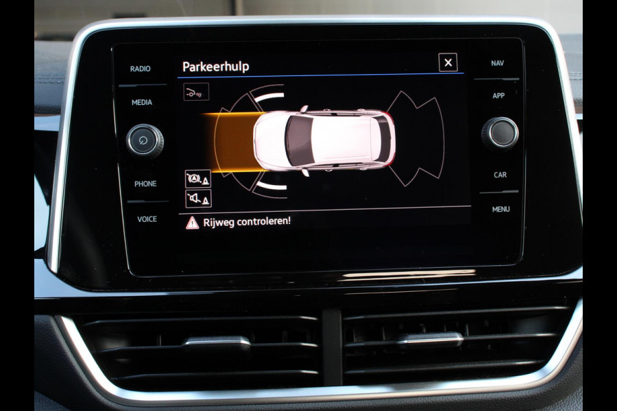 Volkswagen T-Roc 1.5 TSI 150pk DSG R-Line Edition Navigatie Apple Carplay/Android Auto Camera Parkeersensoren Adaptive Cruise Control Dodehoek Assistent Elektrische achterklep Stoel- en stuurverwarming Full Led Climate Control Lichtmetalen velgen