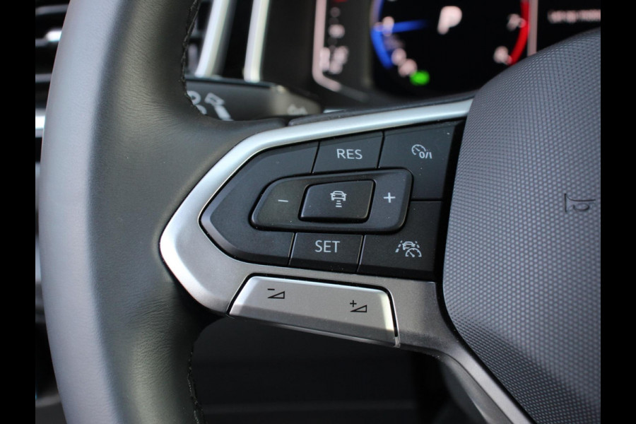 Volkswagen T-Roc 1.5 TSI 150pk DSG R-Line Edition Navigatie Apple Carplay/Android Auto Camera Parkeersensoren Adaptive Cruise Control Dodehoek Assistent Elektrische achterklep Stoel- en stuurverwarming Full Led Climate Control Lichtmetalen velgen
