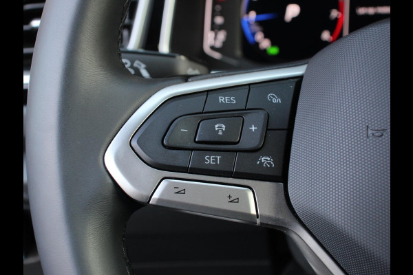 Volkswagen T-Roc 1.5 TSI 150pk DSG R-Line Edition Navigatie Apple Carplay/Android Auto Camera Parkeersensoren Adaptive Cruise Control Dodehoek Assistent Elektrische achterklep Stoel- en stuurverwarming Full Led Climate Control Lichtmetalen velgen