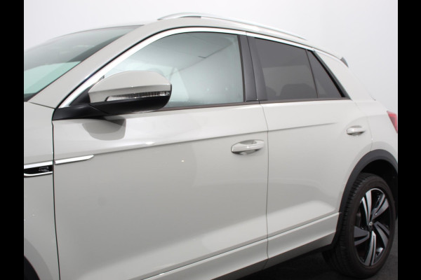 Volkswagen T-Roc 1.5 TSI 150pk DSG R-Line Edition Navigatie Apple Carplay/Android Auto Camera Parkeersensoren Adaptive Cruise Control Dodehoek Assistent Elektrische achterklep Stoel- en stuurverwarming Full Led Climate Control Lichtmetalen velgen