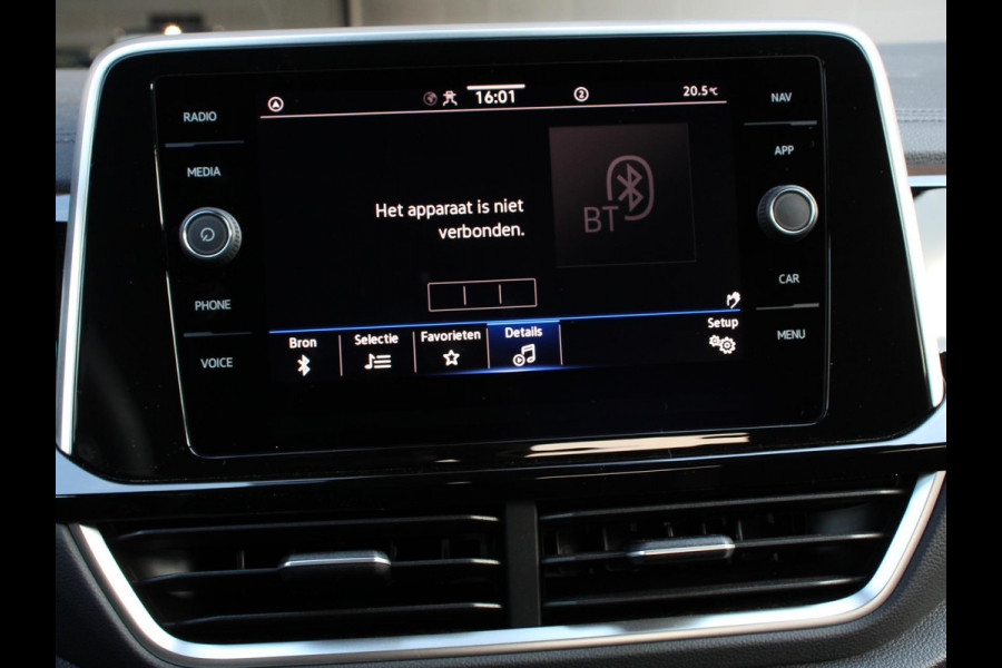 Volkswagen T-Roc 1.5 TSI 150pk DSG R-Line Edition Navigatie Apple Carplay/Android Auto Camera Parkeersensoren Adaptive Cruise Control Dodehoek Assistent Elektrische achterklep Stoel- en stuurverwarming Full Led Climate Control Lichtmetalen velgen
