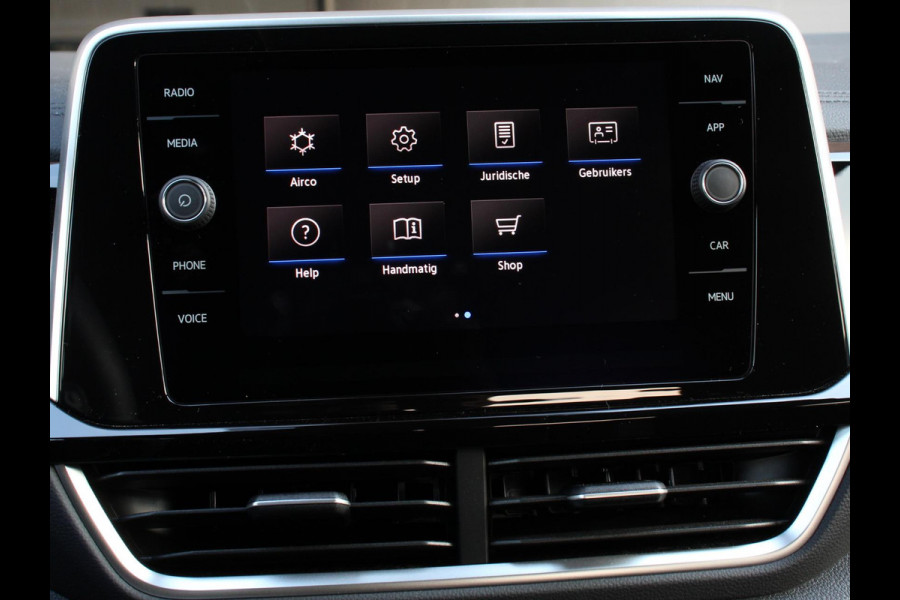 Volkswagen T-Roc 1.5 TSI 150pk DSG R-Line Edition Navigatie Apple Carplay/Android Auto Camera Parkeersensoren Adaptive Cruise Control Dodehoek Assistent Elektrische achterklep Stoel- en stuurverwarming Full Led Climate Control Lichtmetalen velgen
