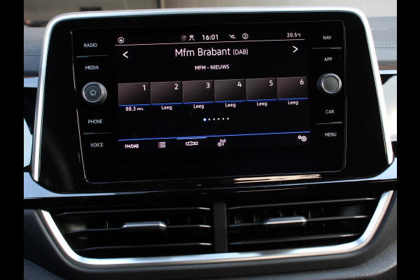 Volkswagen T-Roc 1.5 TSI 150pk DSG R-Line Edition Navigatie Apple Carplay/Android Auto Camera Parkeersensoren Adaptive Cruise Control Dodehoek Assistent Elektrische achterklep Stoel- en stuurverwarming Full Led Climate Control Lichtmetalen velgen