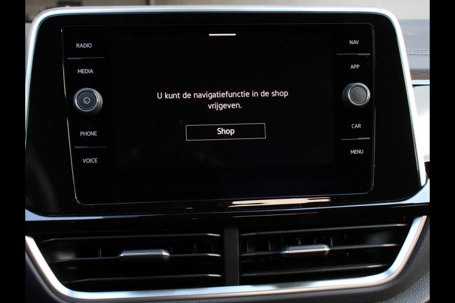 Volkswagen T-Roc 1.5 TSI 150pk DSG R-Line Edition Navigatie Apple Carplay/Android Auto Camera Parkeersensoren Adaptive Cruise Control Dodehoek Assistent Elektrische achterklep Stoel- en stuurverwarming Full Led Climate Control Lichtmetalen velgen
