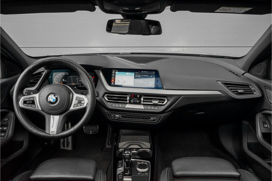 BMW 1-serie 118i High Ex M-Sport Shadow Pano Leder 18"