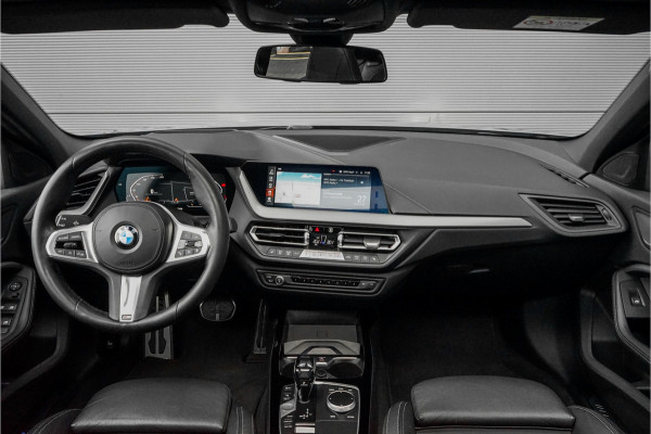 BMW 1-serie 118i High Ex M-Sport Shadow Pano Leder 18"
