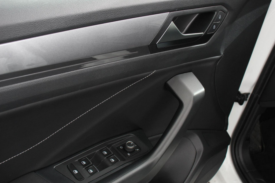 Volkswagen T-Roc 1.5 TSI DSG Style Demo Navigatie Apple Carplay / Android Auto Climate Control Led Digitale Cockpit Adaptive Cruise Control Trekhaak