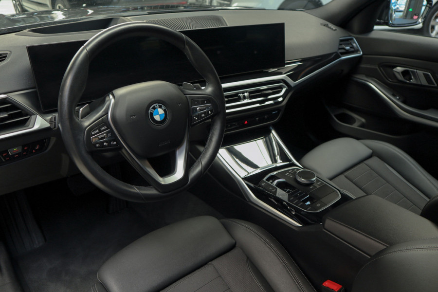 BMW 3 Serie Touring 320i HUD Matrix LED ACC Elektr. trekhaak Elektr. achterklep Leer Navi Camera Climate (3-zone) Sportstoelen PDC LM velgen BTW auto BMW 3 Serie Touring 320i HUD Matrix LED ACC Elektr. trekhaak Elektr. achterklep Leer Navi Camera Climate (3-zone) Sportstoelen PDC LM velgen BTW auto