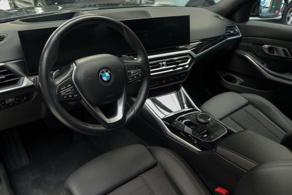 BMW 3 Serie Touring 320i HUD Matrix LED ACC Elektr. trekhaak Elektr. achterklep Leer Navi Camera Climate (3-zone) Sportstoelen PDC LM velgen BTW auto BMW 3 Serie Touring 320i HUD Matrix LED ACC Elektr. trekhaak Elektr. achterklep Leer Navi Camera Climate (3-zone) Sportstoelen PDC LM velgen BTW auto