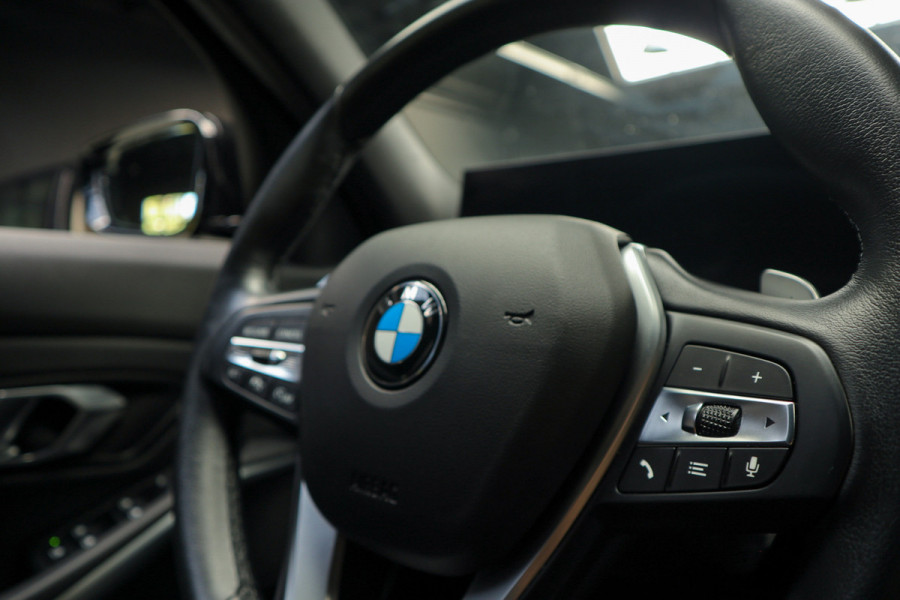 BMW 3 Serie Touring 320i HUD Matrix LED ACC Elektr. trekhaak Elektr. achterklep Leer Navi Camera Climate (3-zone) Sportstoelen PDC LM velgen BTW auto BMW 3 Serie Touring 320i HUD Matrix LED ACC Elektr. trekhaak Elektr. achterklep Leer Navi Camera Climate (3-zone) Sportstoelen PDC LM velgen BTW auto