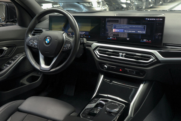 BMW 3 Serie Touring 320i HUD Matrix LED ACC Elektr. trekhaak Elektr. achterklep Leer Navi Camera Climate (3-zone) Sportstoelen PDC LM velgen BTW auto BMW 3 Serie Touring 320i HUD Matrix LED ACC Elektr. trekhaak Elektr. achterklep Leer Navi Camera Climate (3-zone) Sportstoelen PDC LM velgen BTW auto