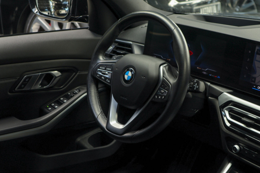 BMW 3 Serie Touring 320i HUD Matrix LED ACC Elektr. trekhaak Elektr. achterklep Leer Navi Camera Climate (3-zone) Sportstoelen PDC LM velgen BTW auto BMW 3 Serie Touring 320i HUD Matrix LED ACC Elektr. trekhaak Elektr. achterklep Leer Navi Camera Climate (3-zone) Sportstoelen PDC LM velgen BTW auto