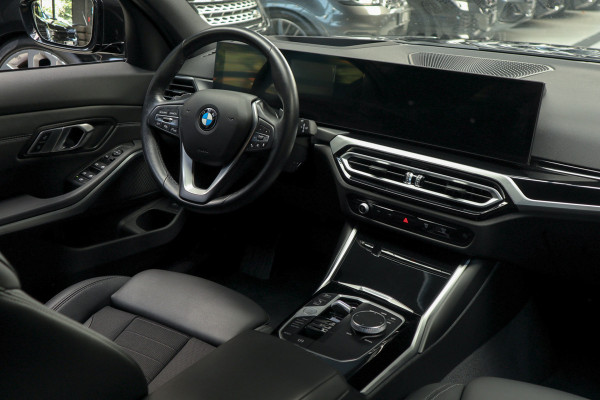 BMW 3 Serie Touring 320i HUD Matrix LED ACC Elektr. trekhaak Elektr. achterklep Leer Navi Camera Climate (3-zone) Sportstoelen PDC LM velgen BTW auto BMW 3 Serie Touring 320i HUD Matrix LED ACC Elektr. trekhaak Elektr. achterklep Leer Navi Camera Climate (3-zone) Sportstoelen PDC LM velgen BTW auto
