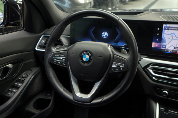 BMW 3 Serie Touring 320i HUD Matrix LED ACC Elektr. trekhaak Elektr. achterklep Leer Navi Camera Climate (3-zone) Sportstoelen PDC LM velgen BTW auto BMW 3 Serie Touring 320i HUD Matrix LED ACC Elektr. trekhaak Elektr. achterklep Leer Navi Camera Climate (3-zone) Sportstoelen PDC LM velgen BTW auto