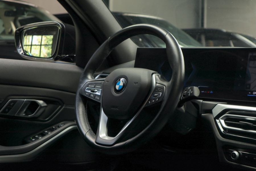 BMW 3 Serie Touring 320i HUD Matrix LED ACC Elektr. trekhaak Elektr. achterklep Leer Navi Camera Climate (3-zone) Sportstoelen PDC LM velgen BTW auto BMW 3 Serie Touring 320i HUD Matrix LED ACC Elektr. trekhaak Elektr. achterklep Leer Navi Camera Climate (3-zone) Sportstoelen PDC LM velgen BTW auto