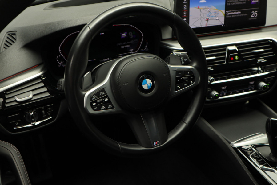 BMW 5 Serie Touring 520i M-Sport HUD Matrix DAP ACC Leer PDC Elektr. uitklapbaar trekhaak Elektr. bedienbaar achterklep Navi Camera Climate (3-zone) Memory seats PDC Zwarte binnenhemel LM velgen BTW auto