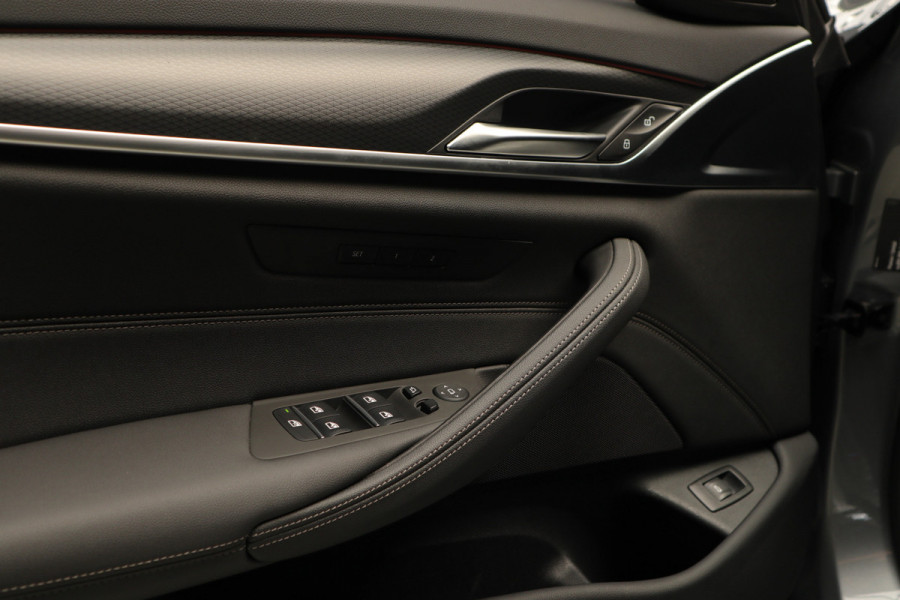 BMW 5 Serie Touring 520i M-Sport HUD Matrix DAP ACC Leer PDC Elektr. uitklapbaar trekhaak Elektr. bedienbaar achterklep Navi Camera Climate (3-zone) Memory seats PDC Zwarte binnenhemel LM velgen BTW auto