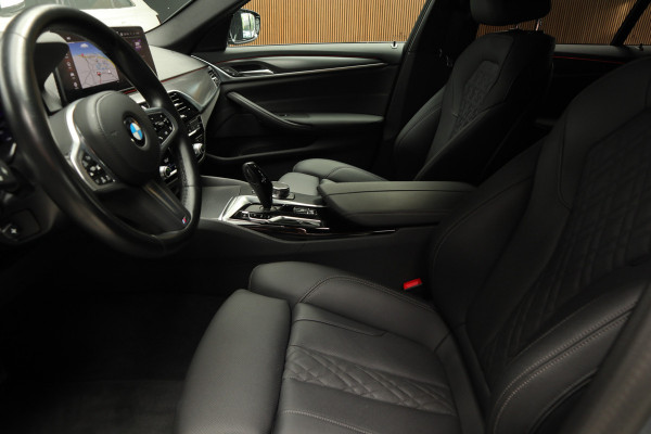 BMW 5 Serie Touring 520i M-Sport HUD Matrix DAP ACC Leer PDC Elektr. uitklapbaar trekhaak Elektr. bedienbaar achterklep Navi Camera Climate (3-zone) Memory seats PDC Zwarte binnenhemel LM velgen BTW auto
