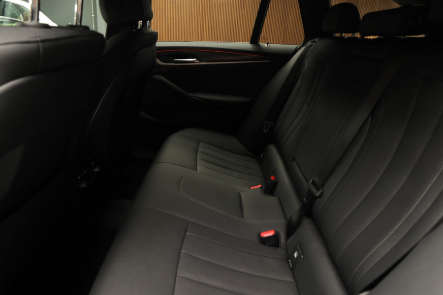 BMW 5 Serie Touring 520i M-Sport HUD Matrix DAP ACC Leer PDC Elektr. uitklapbaar trekhaak Elektr. bedienbaar achterklep Navi Camera Climate (3-zone) Memory seats PDC Zwarte binnenhemel LM velgen BTW auto
