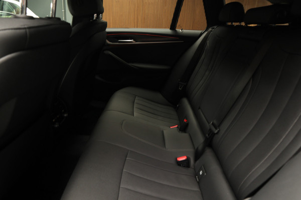 BMW 5 Serie Touring 520i M-Sport HUD Matrix DAP ACC Leer PDC Elektr. uitklapbaar trekhaak Elektr. bedienbaar achterklep Navi Camera Climate (3-zone) Memory seats PDC Zwarte binnenhemel LM velgen BTW auto
