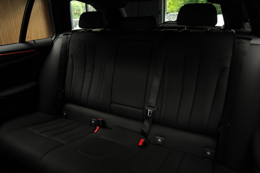 BMW 5 Serie Touring 520i M-Sport HUD Matrix DAP ACC Leer PDC Elektr. uitklapbaar trekhaak Elektr. bedienbaar achterklep Navi Camera Climate (3-zone) Memory seats PDC Zwarte binnenhemel LM velgen BTW auto