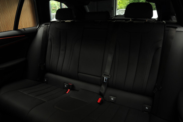 BMW 5 Serie Touring 520i M-Sport HUD Matrix DAP ACC Leer PDC Elektr. uitklapbaar trekhaak Elektr. bedienbaar achterklep Navi Camera Climate (3-zone) Memory seats PDC Zwarte binnenhemel LM velgen BTW auto