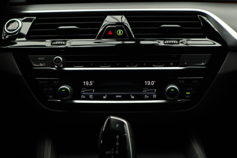 BMW 5 Serie Touring 520i M-Sport HUD Matrix DAP ACC Leer PDC Elektr. uitklapbaar trekhaak Elektr. bedienbaar achterklep Navi Camera Climate (3-zone) Memory seats PDC Zwarte binnenhemel LM velgen BTW auto