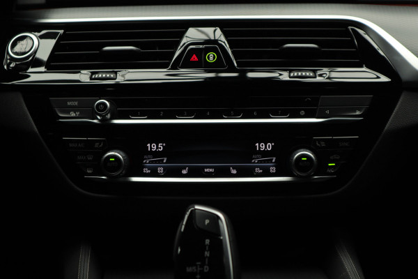 BMW 5 Serie Touring 520i M-Sport HUD Matrix DAP ACC Leer PDC Elektr. uitklapbaar trekhaak Elektr. bedienbaar achterklep Navi Camera Climate (3-zone) Memory seats PDC Zwarte binnenhemel LM velgen BTW auto