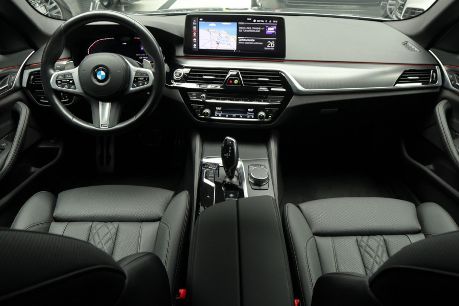 BMW 5 Serie Touring 520i M-Sport HUD Matrix DAP ACC Leer PDC Elektr. uitklapbaar trekhaak Elektr. bedienbaar achterklep Navi Camera Climate (3-zone) Memory seats PDC Zwarte binnenhemel LM velgen BTW auto